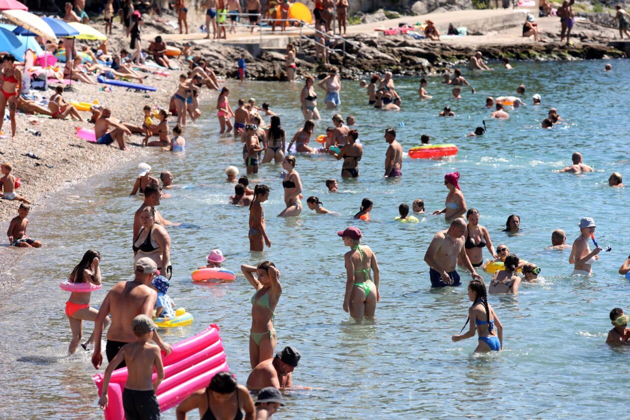 Rijeka: Građani ituristi spas od vrućine potražili na plaži Ploče Rijeka: Građani ituristi spas od vrućine potražili na plaži Ploče