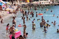 Rijeka: Građani ituristi spas od vrućine potražili na plaži Ploče Rijeka: Građani ituristi spas od vrućine potražili na plaži Ploče