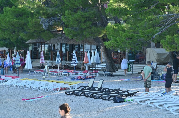 Baška Voda: Reportaža o problemu s ležaljkama na plaži