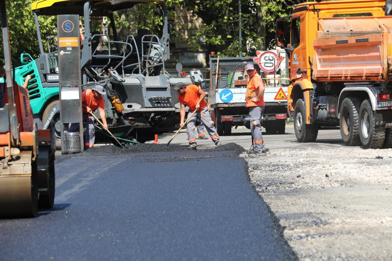 Rijeka: Asfaltiranje Trga braće Mažuranić Rijeka: Asfaltiranje Trga braće Mažuranić