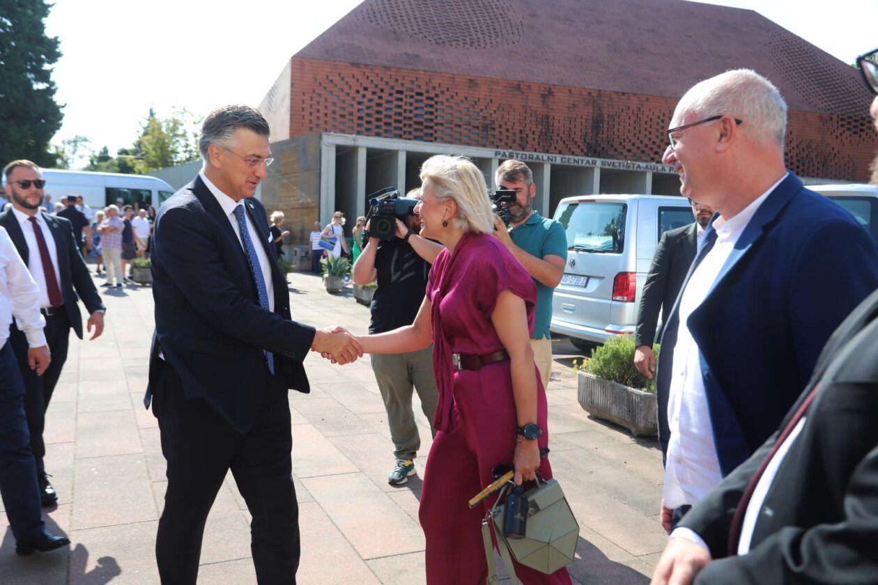 Rijeka: Blagdan Velike Gospe u Trsatskom svetištu, došao i Andrej Plenković Rijeka: Blagdan Velike Gospe u Trsatskom svetištu, došao i Andrej Plenković