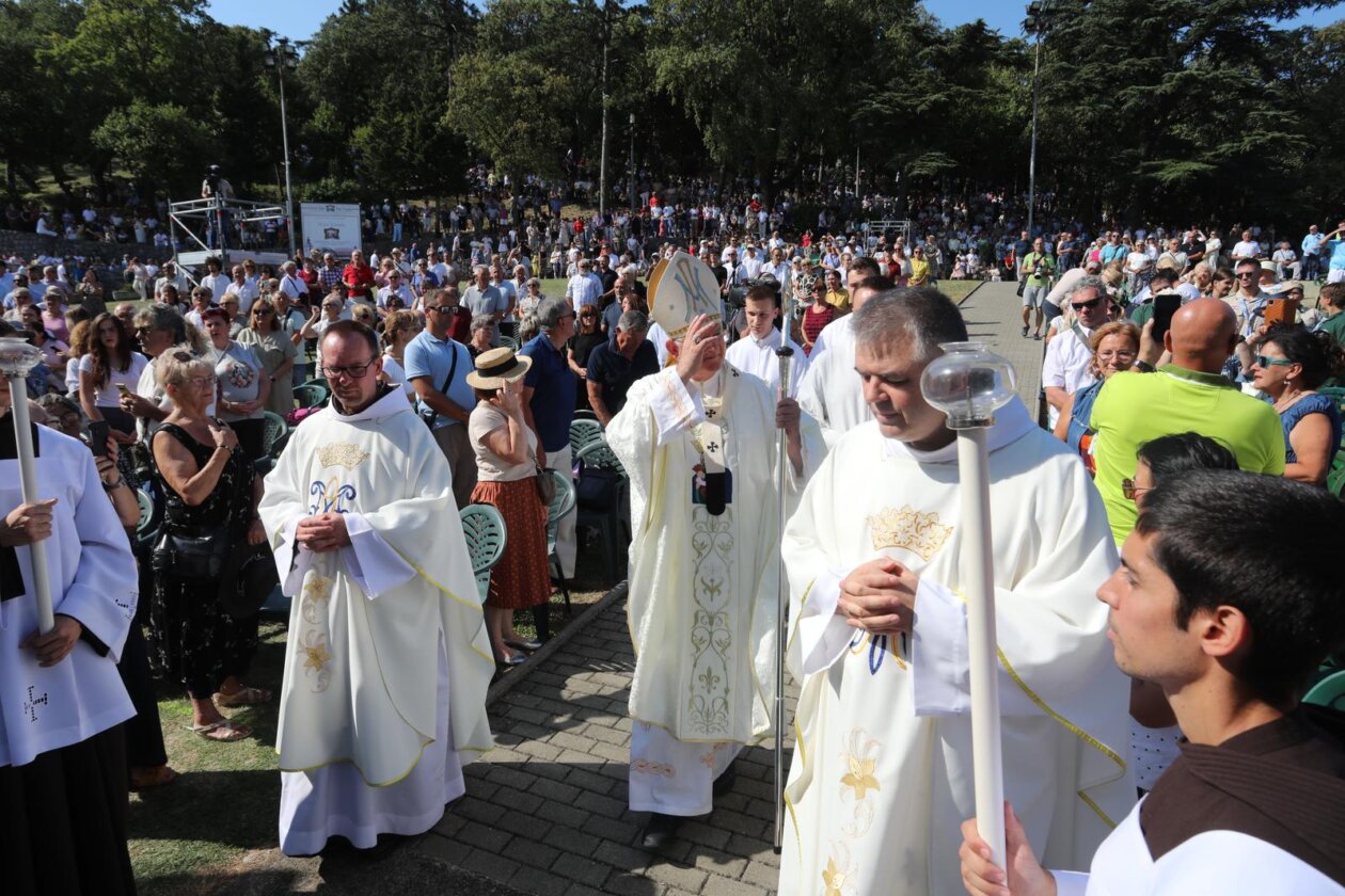 Rijeka: Blagdan Velike Gospe u Trsatskom svetištu, došao i Andrej Plenković Rijeka: Blagdan Velike Gospe u Trsatskom svetištu, došao i Andrej Plenković