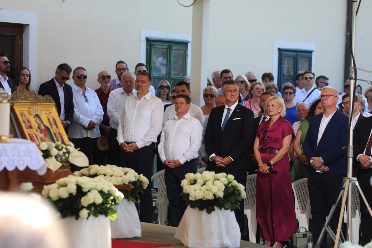 Rijeka: Blagdan Velike Gospe u Trsatskom svetištu, došao i Andrej Plenković Rijeka: Blagdan Velike Gospe u Trsatskom svetištu, došao i Andrej Plenković