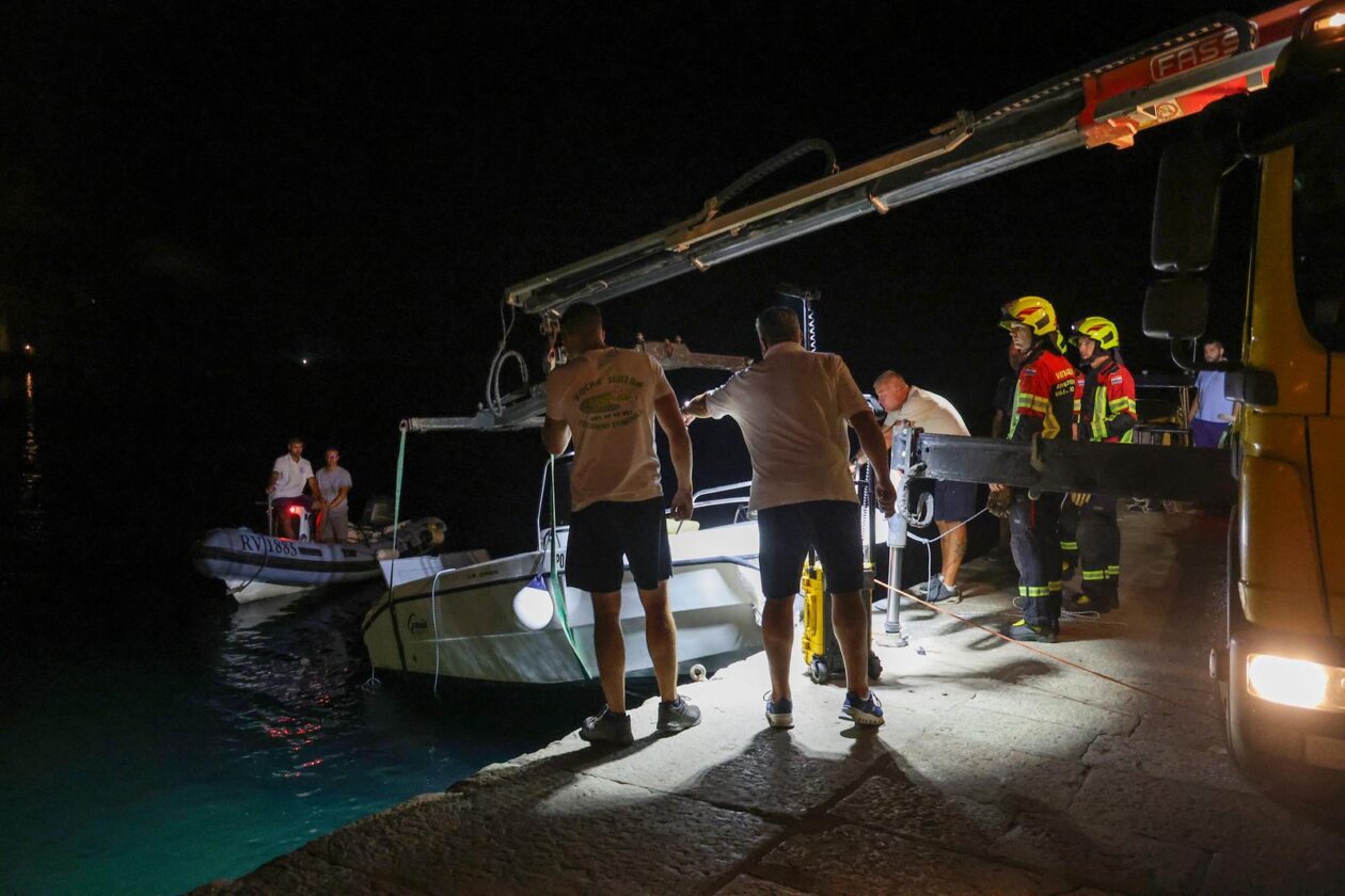 Rovinj: Gliser se zabio u rivu Rovinj: Gliser se zabio u rivu