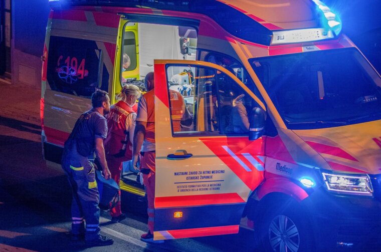 Pula: Dvije osobe ozlijeđene u sudaru nakon što je automobil završio na krovu