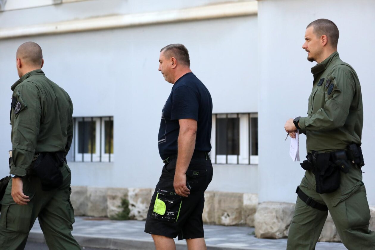 Pula: Privođenje osumnjičenih za napad na slovenske turiste u Umagu Pula: Privođenje osumnjičenih za napad na slovenske turiste u Umagu