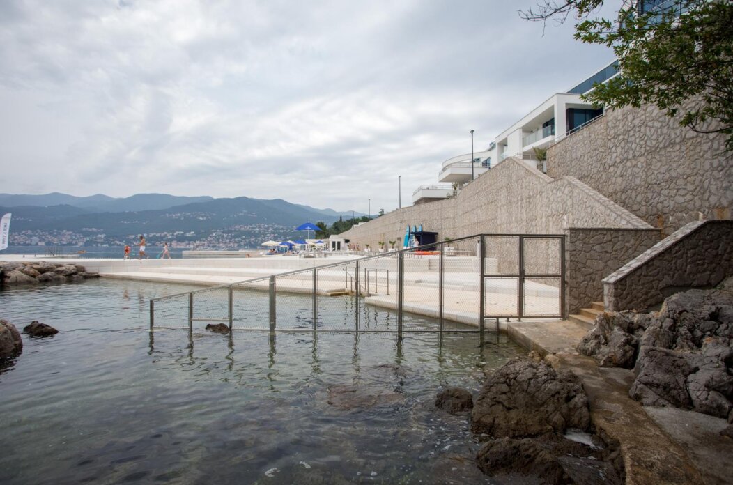Rijeka: Plaža hotela Hilton Costabella koja je u koncesiji ograđena je ogradom Rijeka: Plaža hotela Hilton Costabella koja je u koncesiji ograđena je ogradom
