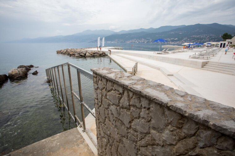Rijeka: Plaža hotela Hilton Costabella koja je u koncesiji ograđena je ogradom