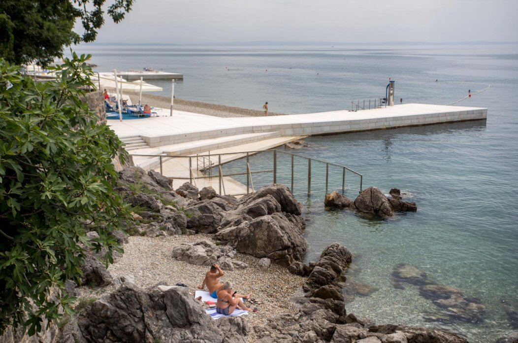 Rijeka: Plaža hotela Hilton Costabella koja je u koncesiji ograđena je ogradom