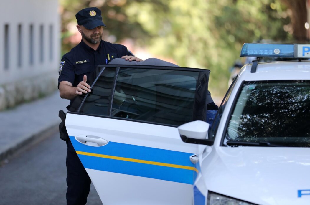 Pula: Privedena još četvorica redara osumnjičena za teško premlaćivanje mladog Slovenca u Poreču Pula: Privedena još četvorica redara osumnjičena za teško premlaćivanje mladog Slovenca u Poreču