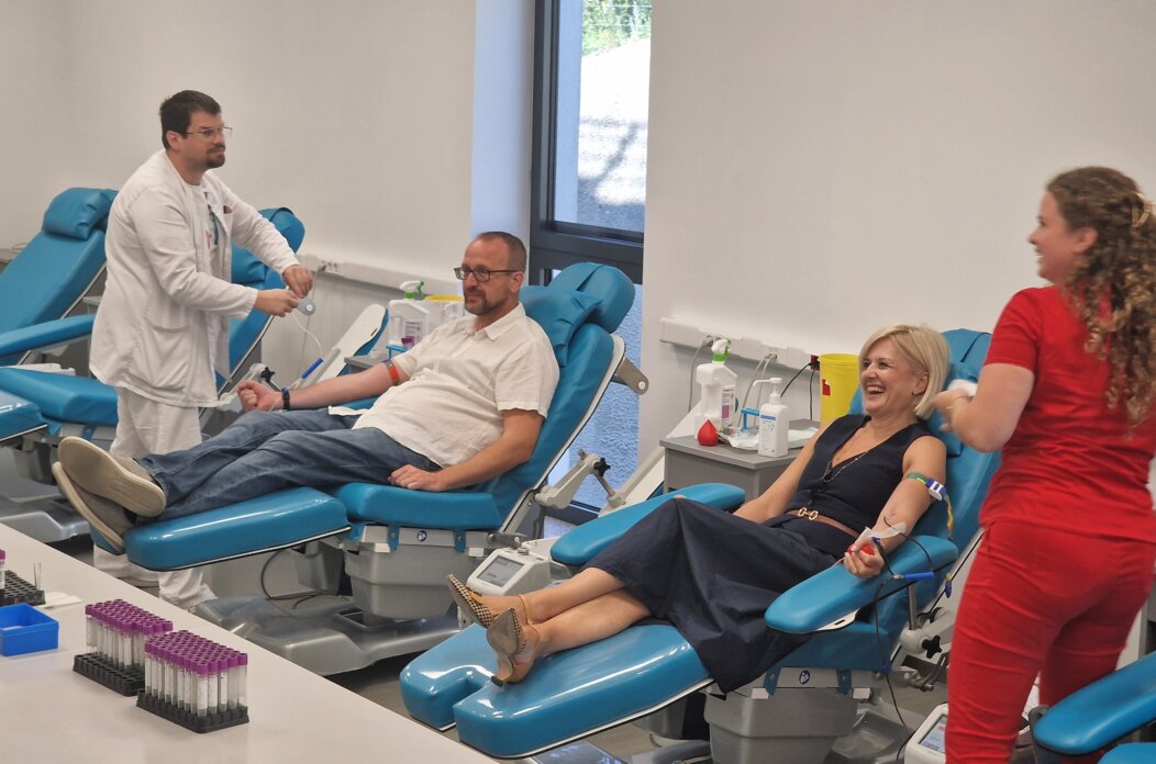 Slika 2. gradonačelnica Iva Rinčić i predsjednik Gradskog vijeća Robert Kurelić prilikom dobrovoljnog darivanja krvi