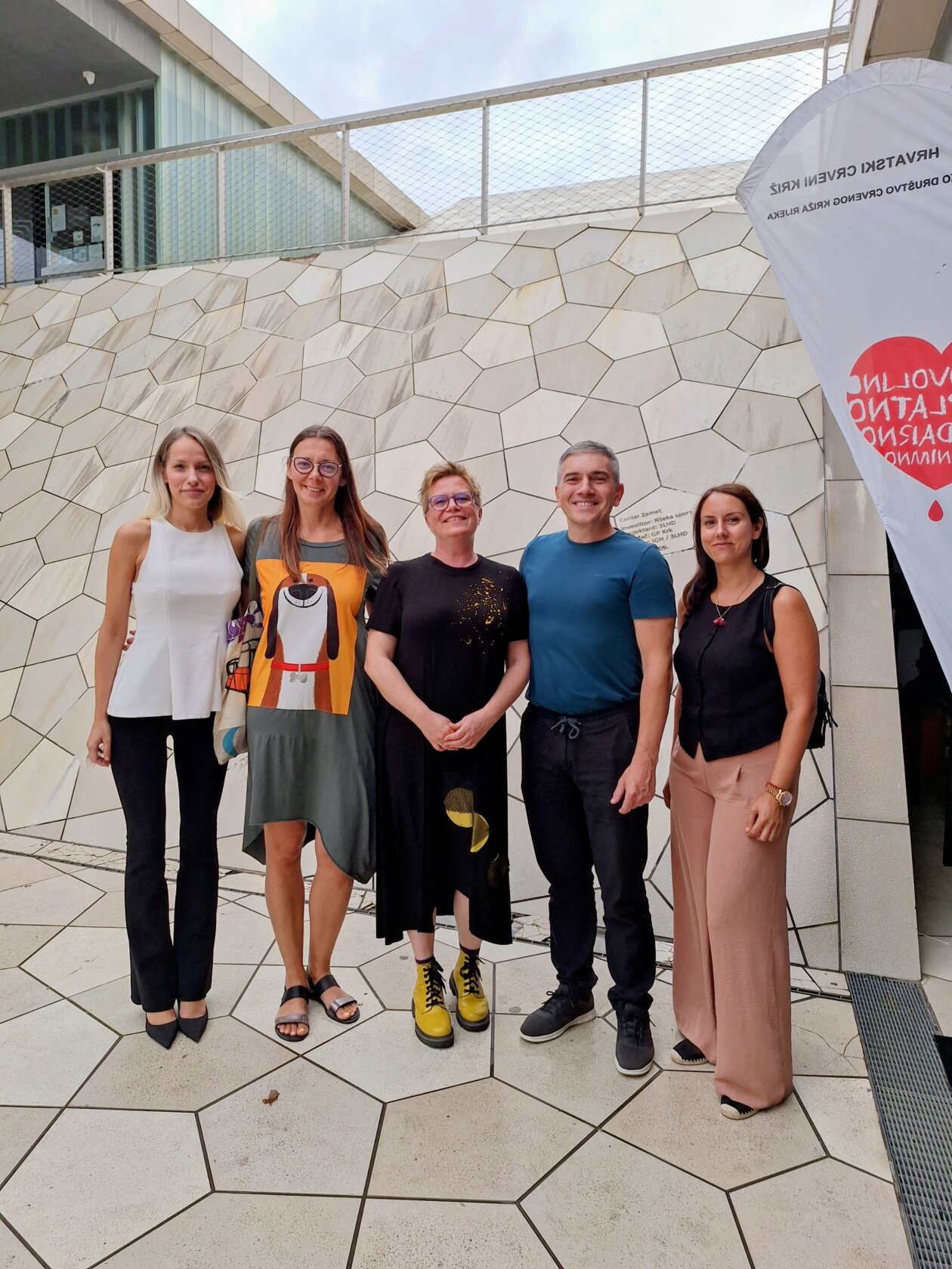 1000022136 1000022136