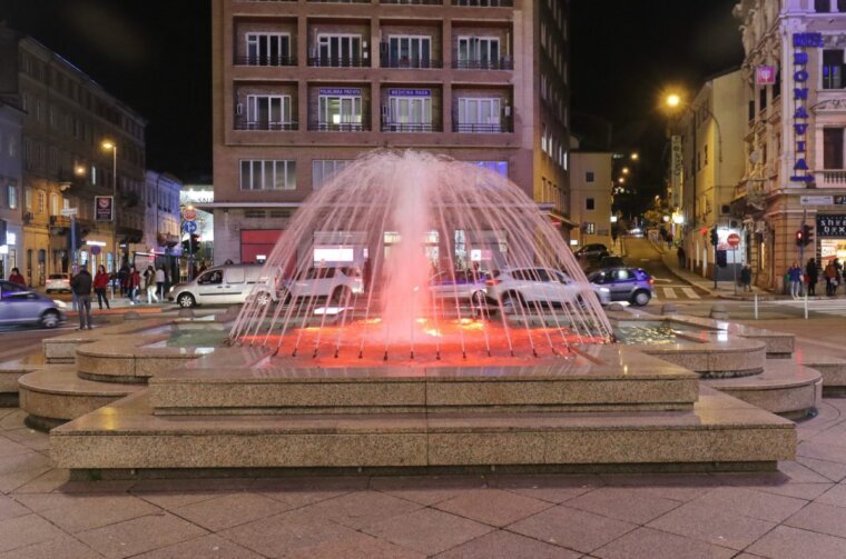 Fontane-na-Jadranskom-trgu-u-crvenom-1200×800