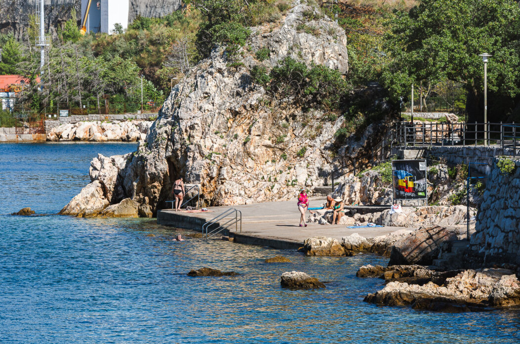 Ilustrativna Kostrena plaža kupači-6935