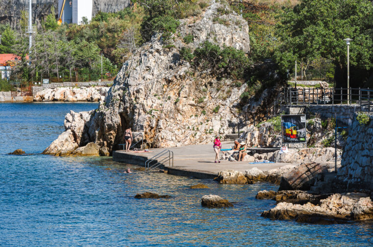 Ilustrativna Kostrena plaža kupači-6935