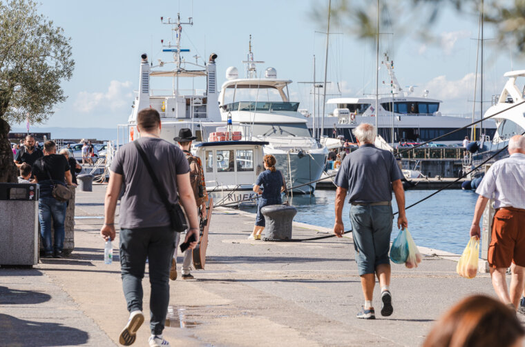 Ilustrativna Riva šetači grad ljudi-0996