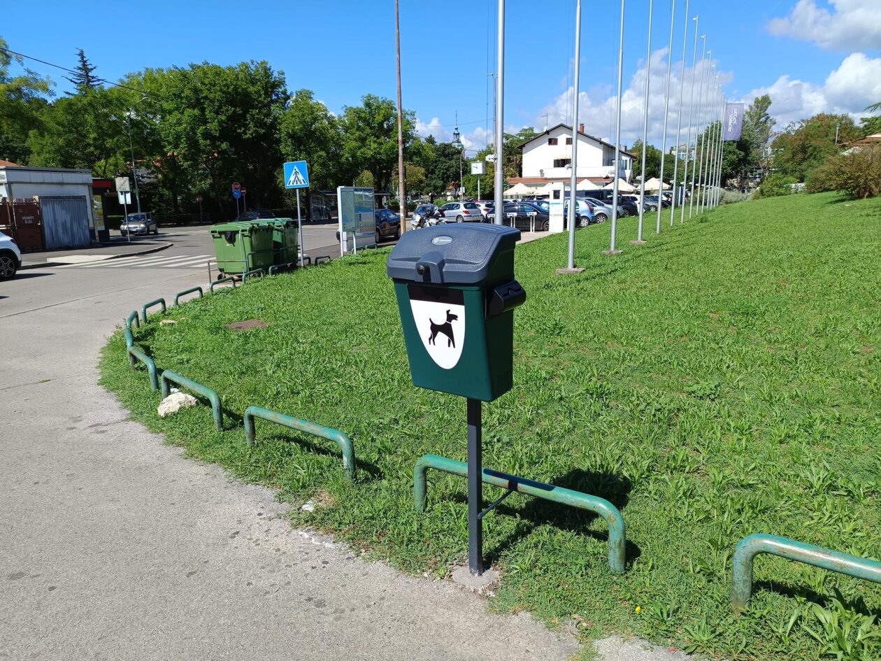 Kanta-za-pseci-izmet-Trg-Viktora-Bubnja Kanta-za-pseci-izmet-Trg-Viktora-Bubnja