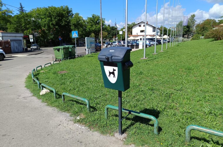 Kanta-za-pseci-izmet-Trg-Viktora-Bubnja