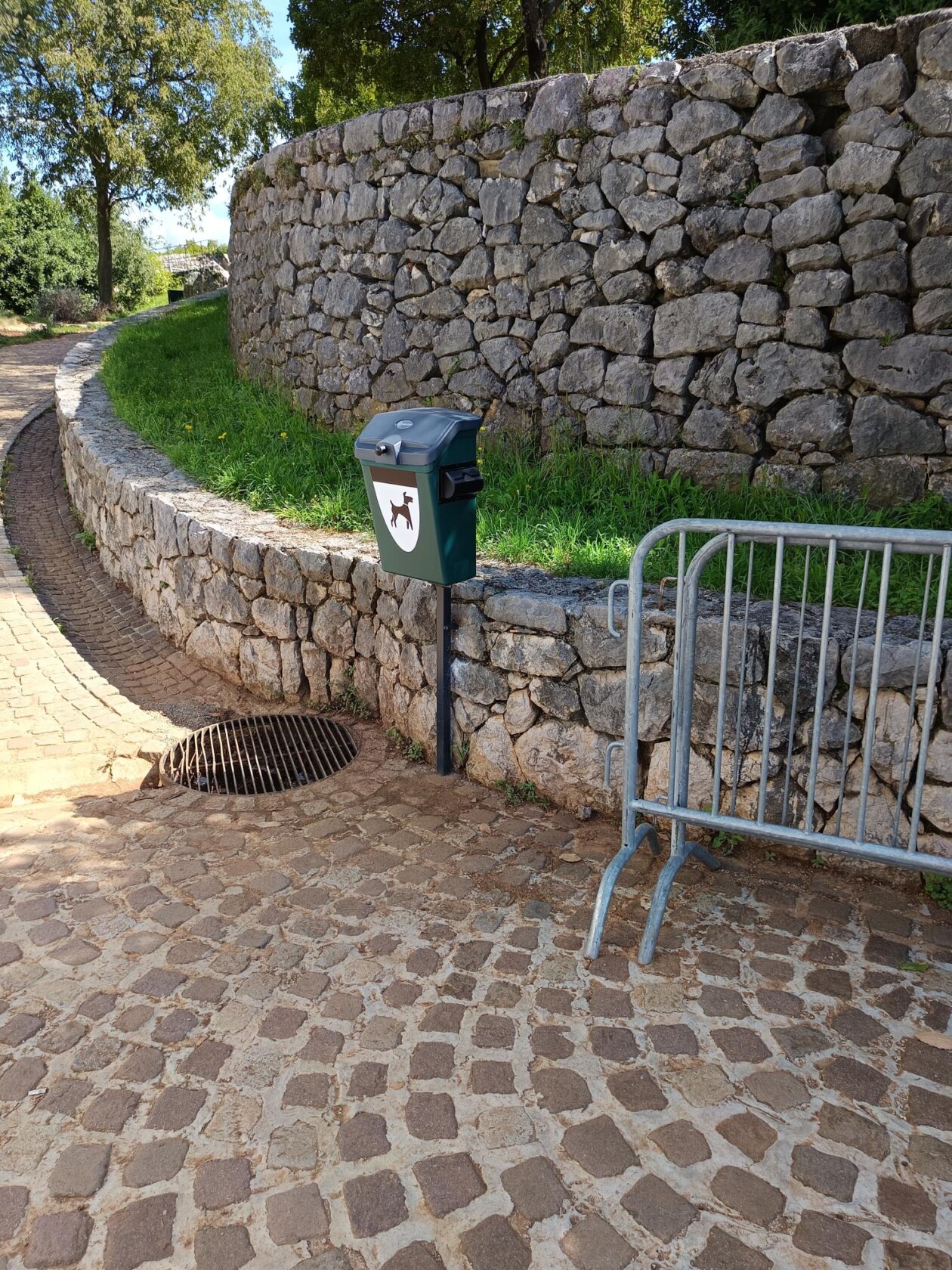 Kanta-za-pseci-izmet-Trsatska-gradina Kanta-za-pseci-izmet-Trsatska-gradina