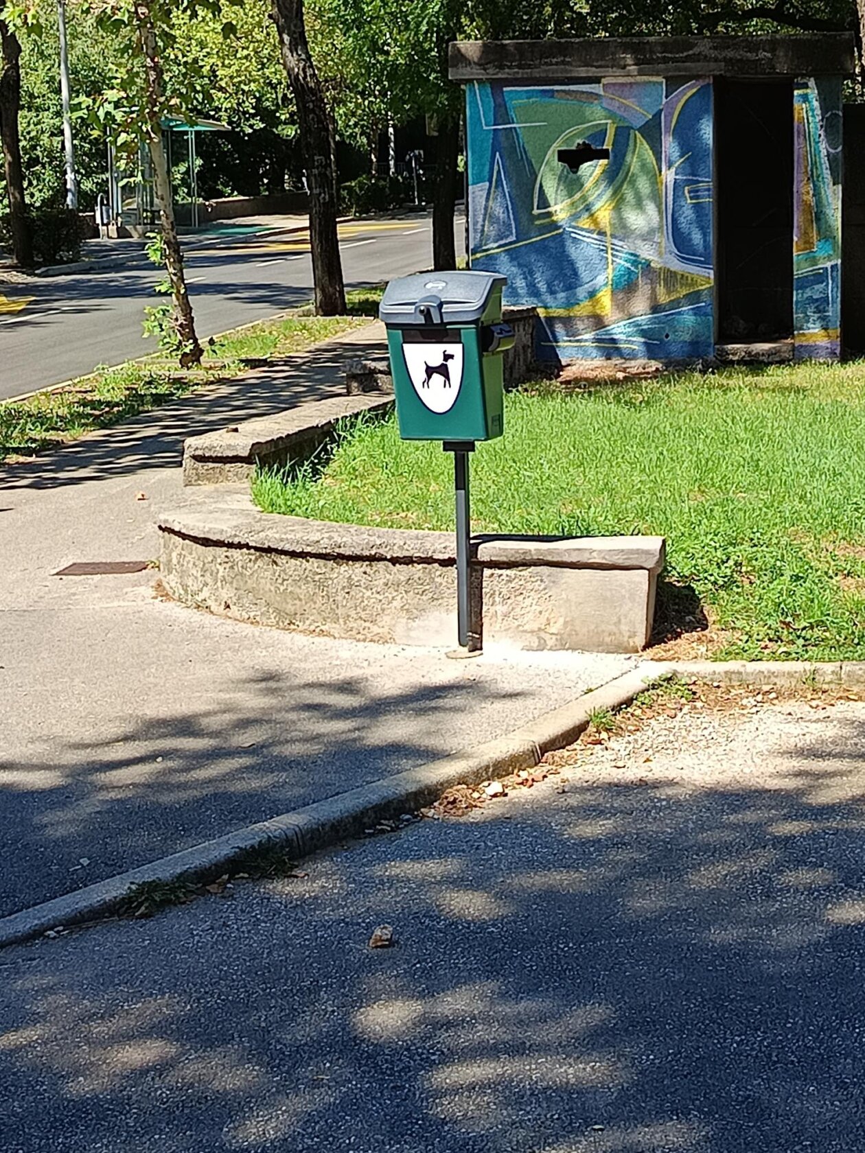 Kanta-za-pseci-izmet-ulaz-u-Kampus Kanta-za-pseci-izmet-ulaz-u-Kampus