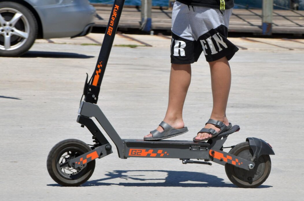 ibenik: Vonja djece na elektri?nim romobilima