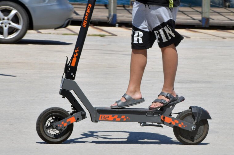 ibenik: Vonja djece na elektri?nim romobilima