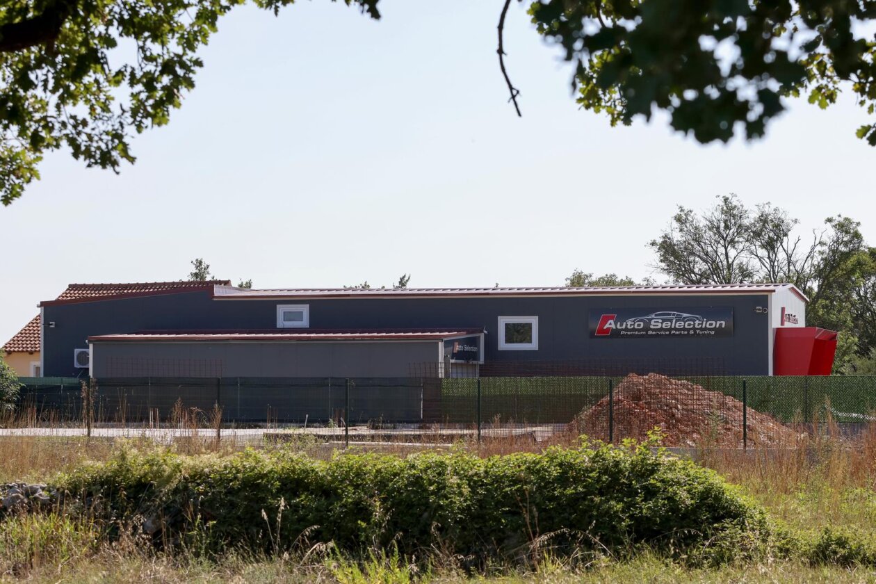 Briševo: Ozlijeđen vlasnik autosalona u pucnjavi, očevid je u tijeku Briševo: Ozlijeđen vlasnik autosalona u pucnjavi, očevid je u tijeku