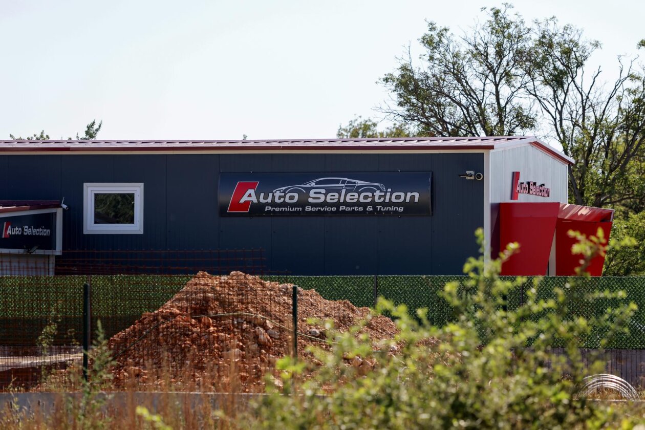 Briševo: Ozlijeđen vlasnik autosalona u pucnjavi, očevid je u tijeku Briševo: Ozlijeđen vlasnik autosalona u pucnjavi, očevid je u tijeku