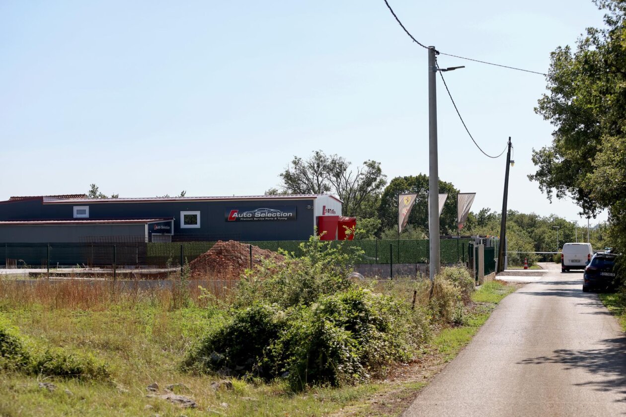 Briševo: Ozlijeđen vlasnik autosalona u pucnjavi, očevid je u tijeku Briševo: Ozlijeđen vlasnik autosalona u pucnjavi, očevid je u tijeku