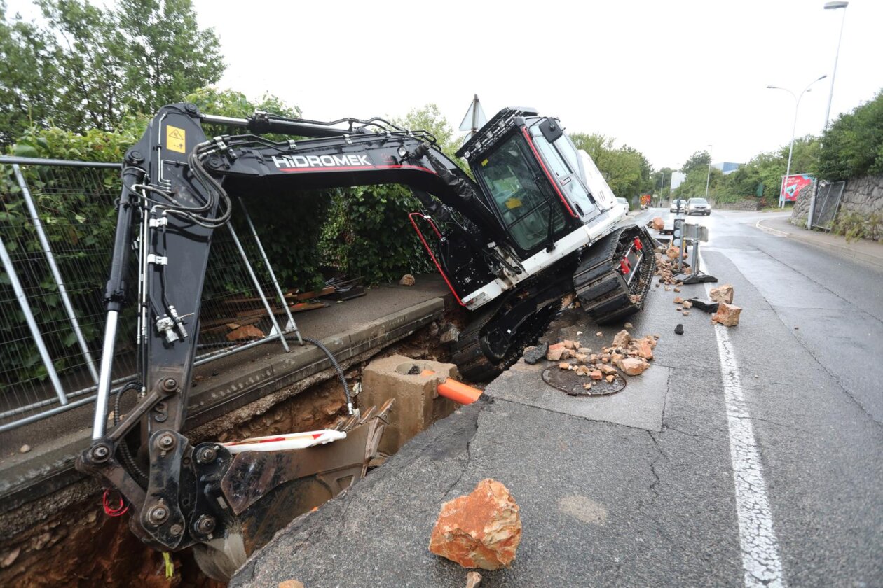 Rijeka: Zemlja i kamenje na cesti u Vukovarskoj ulici