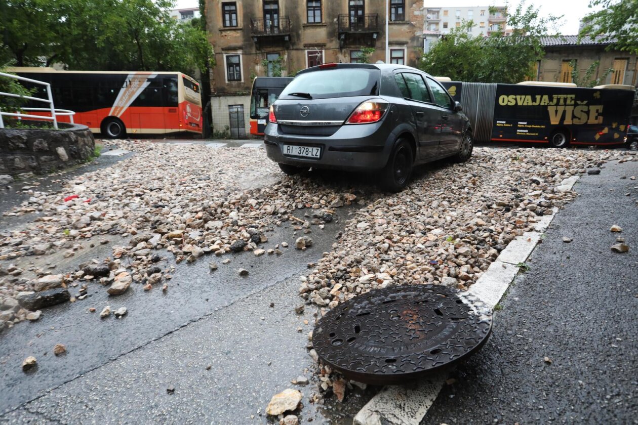 Rijeka: Zemlja i kamenje na cesti u Vukovarskoj ulici