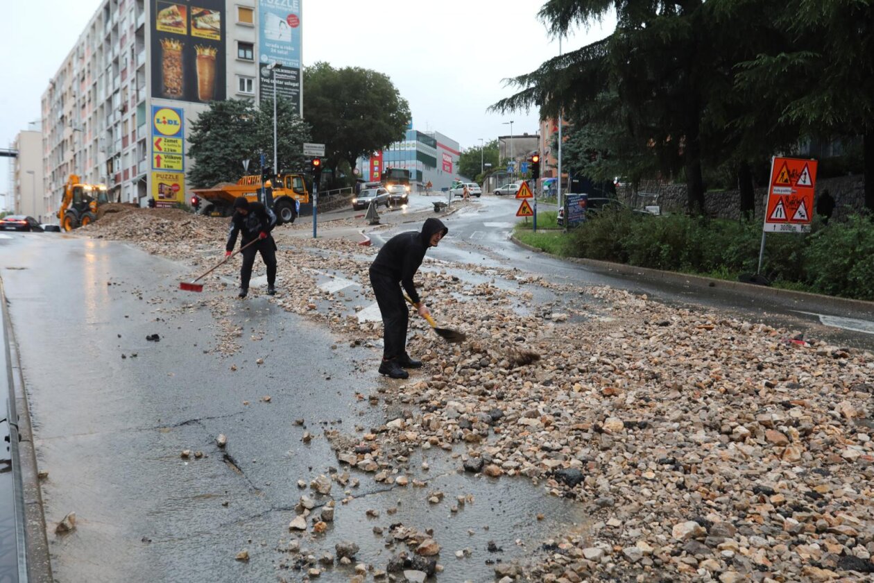 Rijeka: Zemlja i kamenje na cesti u Vukovarskoj ulici