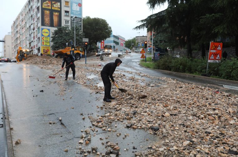 Rijeka: Zemlja i kamenje na cesti u Vukovarskoj ulici