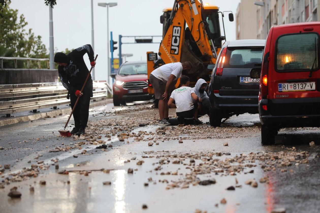 Rijeka: Zemlja i kamenje na cesti u Vukovarskoj ulici