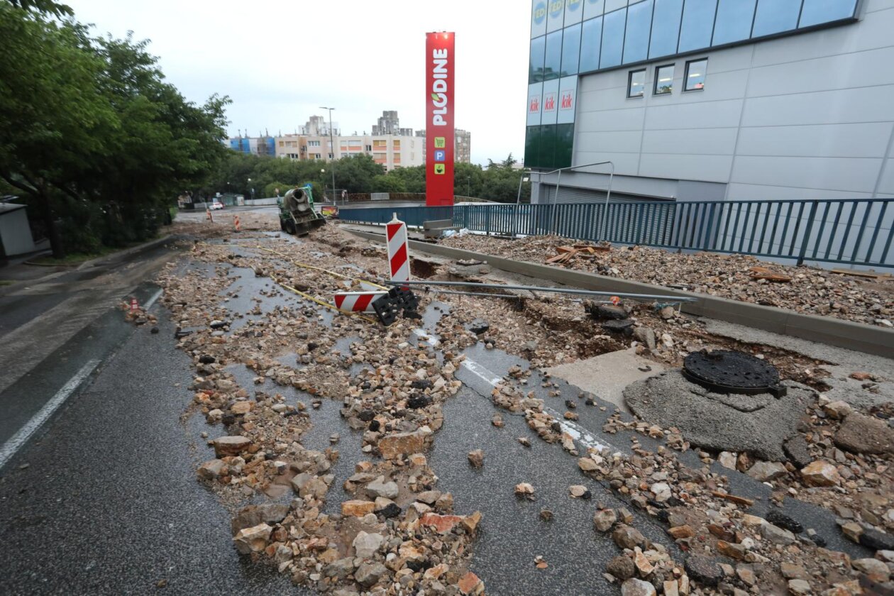 Rijeka: Zemlja i kamenje na cesti u Vukovarskoj ulici