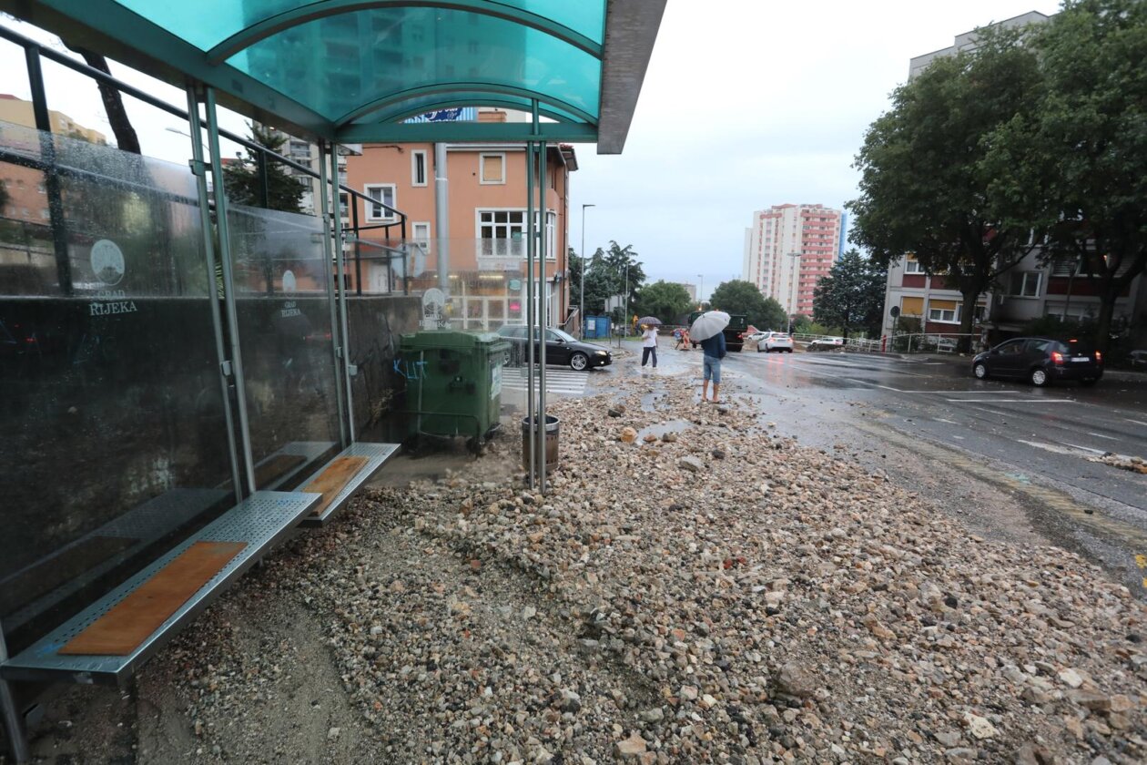 Rijeka: Zemlja i kamenje na cesti u Vukovarskoj ulici