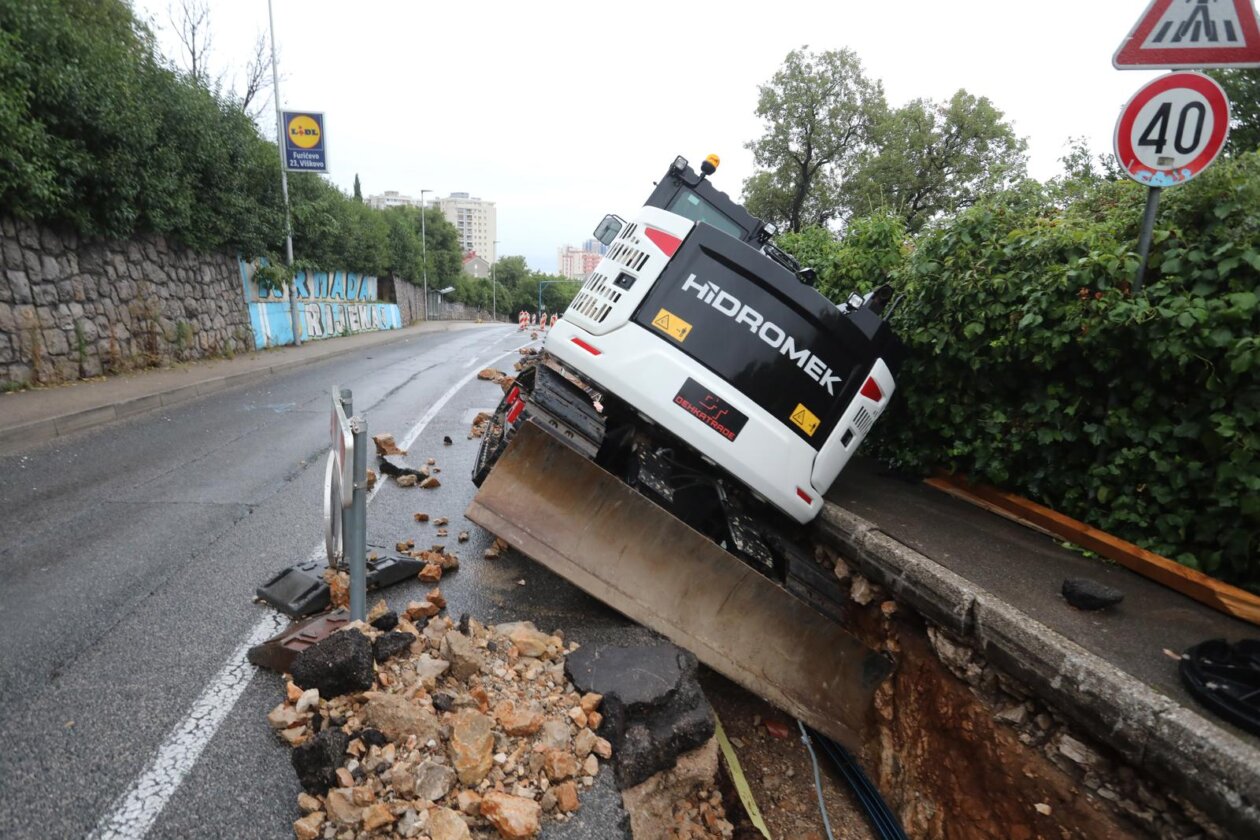 Rijeka: Zemlja i kamenje na cesti u Vukovarskoj ulici