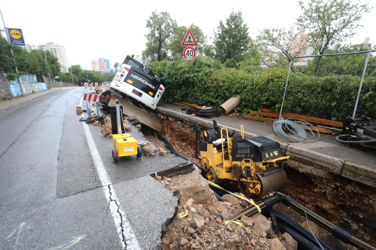 Rijeka: Zemlja i kamenje na cesti u Vukovarskoj ulici