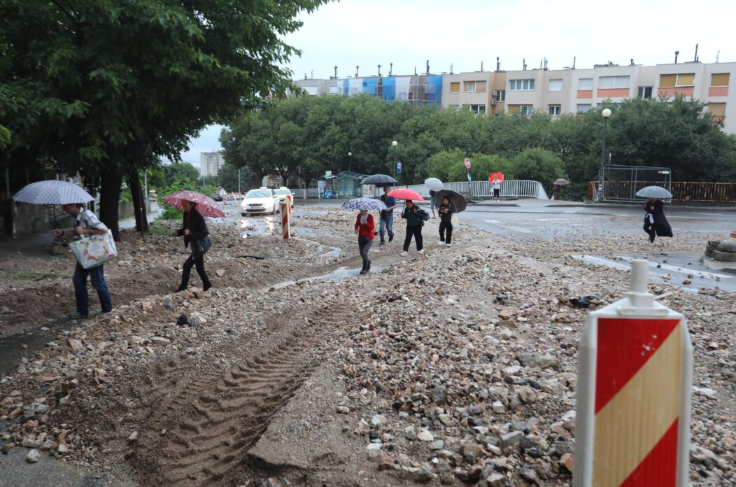 Rijeka: Zemlja i kamenje na cesti u Vukovarskoj ulici