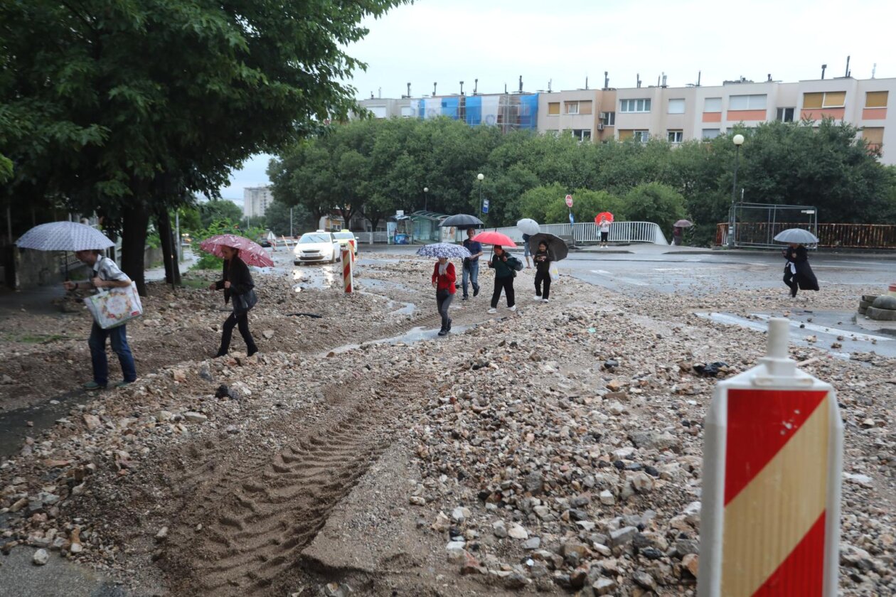 Rijeka: Zemlja i kamenje na cesti u Vukovarskoj ulici