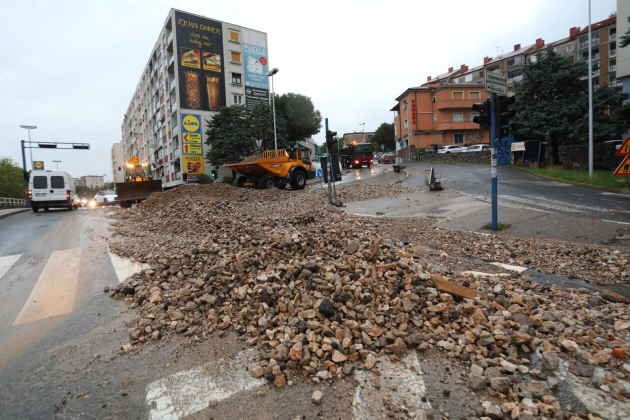 Rijeka: Zemlja i kamenje na cesti u Vukovarskoj ulici