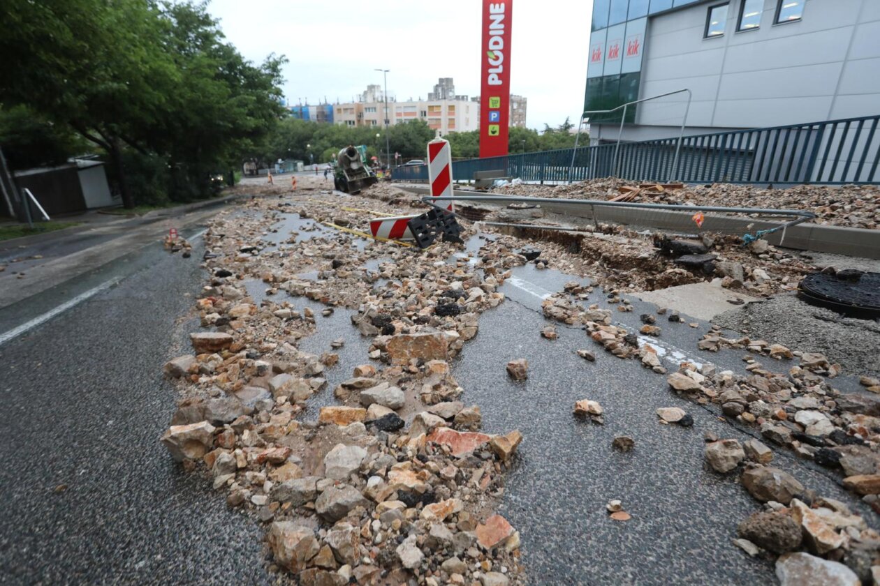 Rijeka: Zemlja i kamenje na cesti u Vukovarskoj ulici