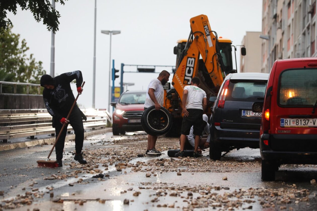 Rijeka: Zemlja i kamenje na cesti u Vukovarskoj ulici
