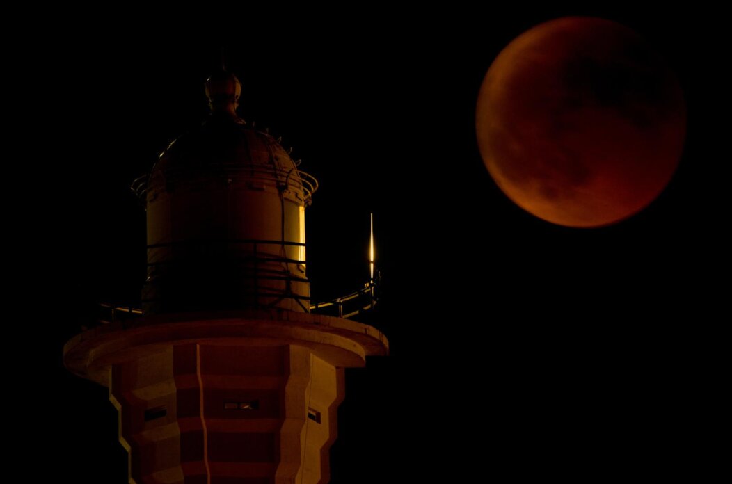 Rijeka: Crvenkasto naran?asti Mjesec za vrijeme potpune pomr?ine Rijeka: Crvenkasto naran?asti Mjesec za vrijeme potpune pomr?ine