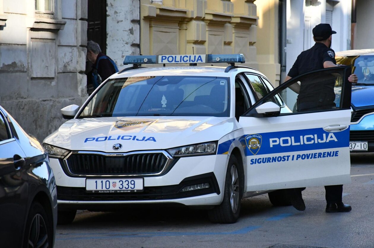 Slavonski Brod: Privođenje osumnjičene majke i oca u Županijsko državno odvjetništvo Slavonski Brod: Privođenje osumnjičene majke i oca u Županijsko državno odvjetništvo