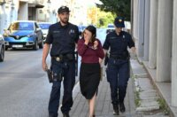 Slavonski Brod: Privođenje osumnjičene majke i oca u Županijsko državno odvjetništvo Slavonski Brod: Privođenje osumnjičene majke i oca u Županijsko državno odvjetništvo