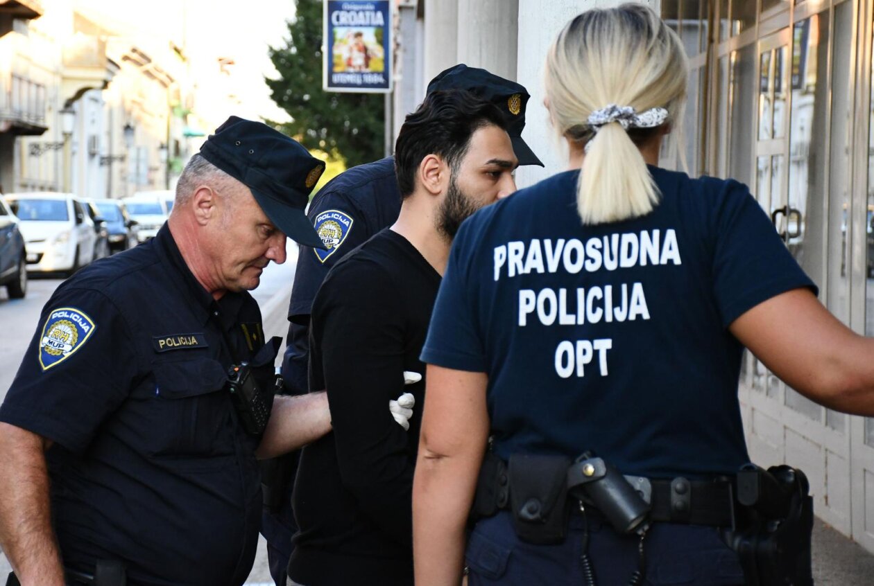 Slavonski Brod: Privo?enje osumnji?ene majke i oca u upanijsko dravno odvjetnitvo Slavonski Brod: Privo?enje osumnji?ene majke i oca u upanijsko dravno odvjetnitvo