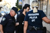 Slavonski Brod: Privo?enje osumnji?ene majke i oca u upanijsko dravno odvjetnitvo Slavonski Brod: Privo?enje osumnji?ene majke i oca u upanijsko dravno odvjetnitvo