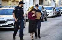 Slavonski Brod: Privođenje osumnjičene majke i oca u Županijsko državno odvjetništvo Slavonski Brod: Privođenje osumnjičene majke i oca u Županijsko državno odvjetništvo