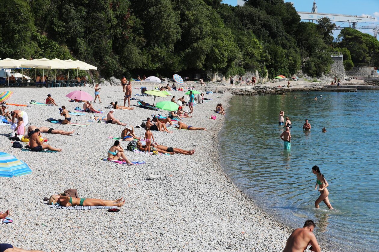 Rijeka: Građani uživaju u suncu i moru na Kantridi
